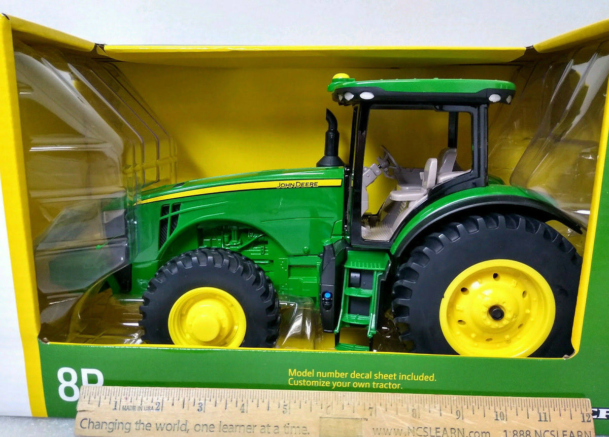 1/16 Scale 8R Tractor Y908159