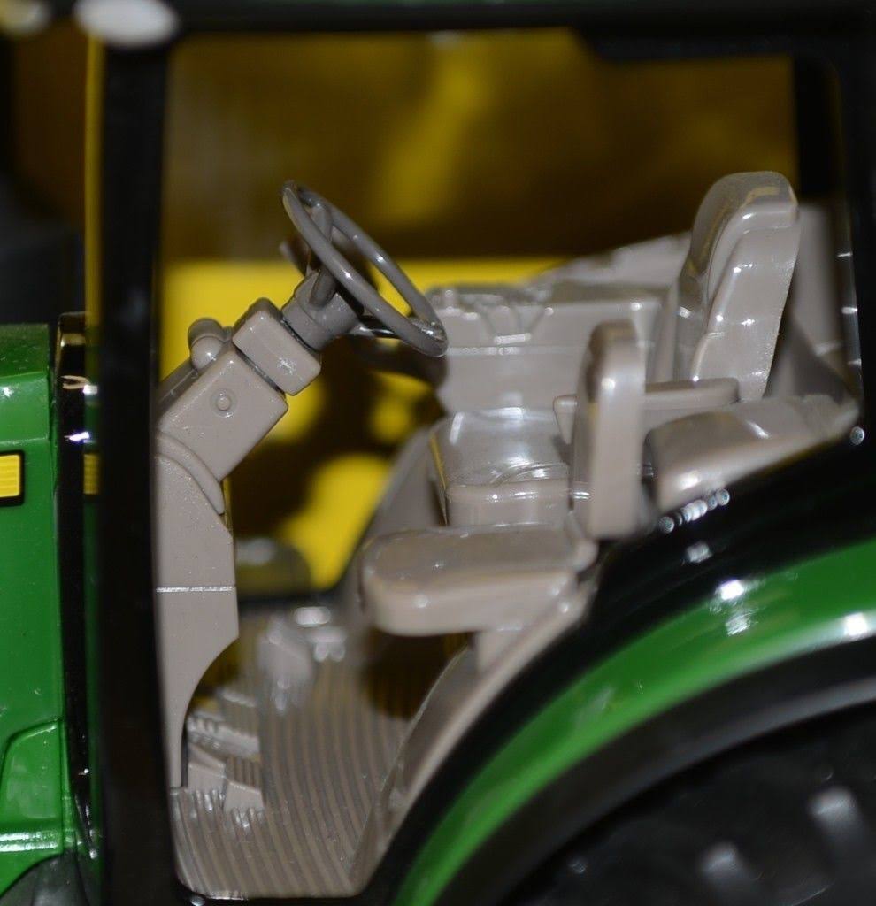 1/16 Scale 8R Tractor Y908159